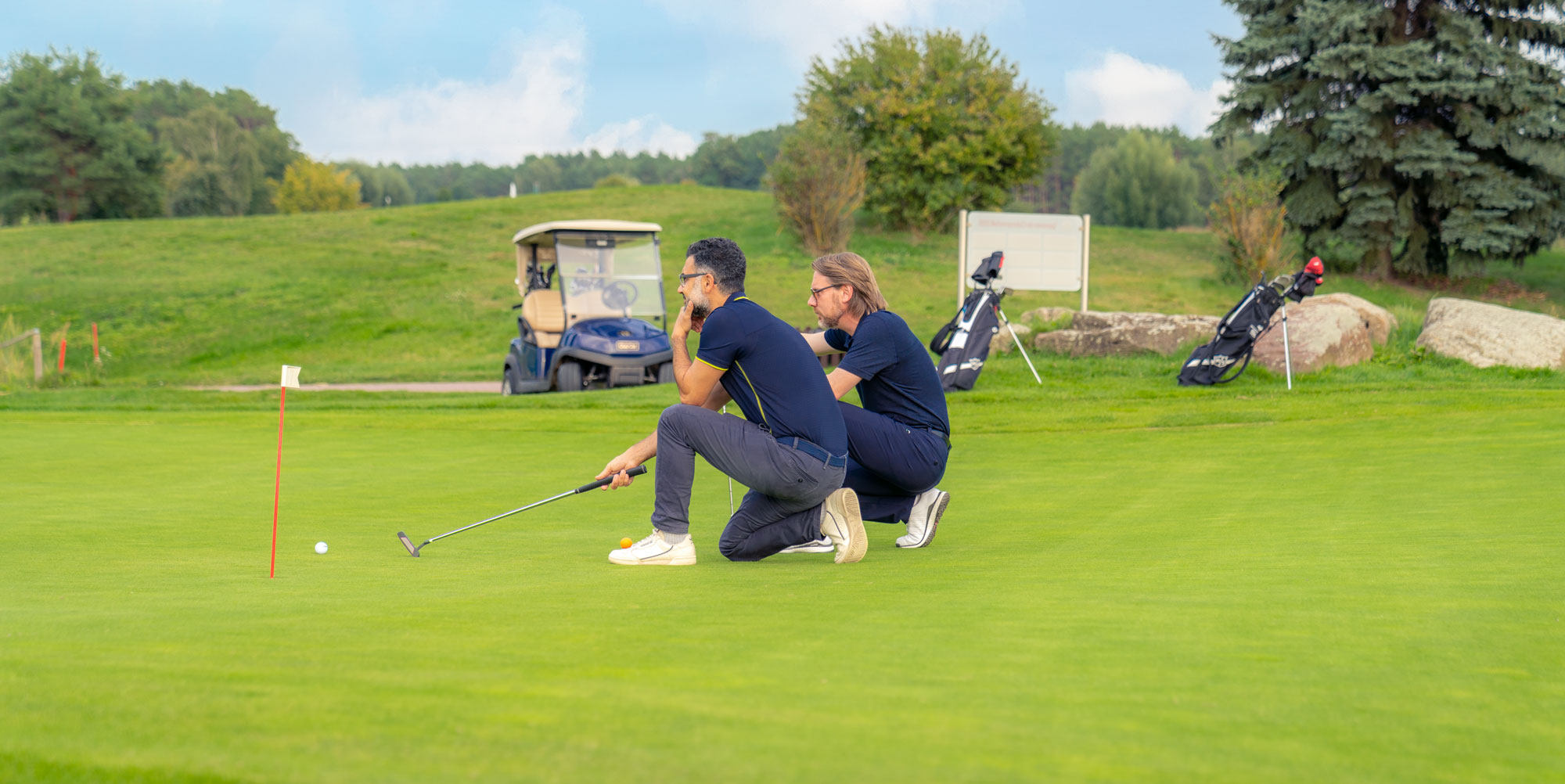 Zwei Golfer auf dem Putting-Grün am analysieren